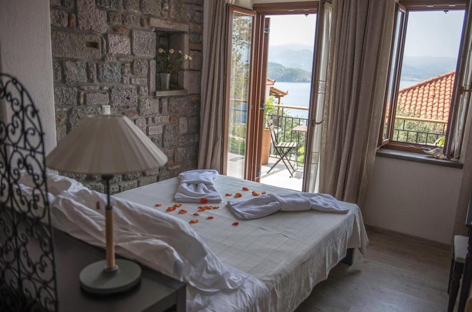 Bed, Bird's eye view, View (from property/room), View (from property/room), Balcony/Terrace, Balcony/Terrace, Photo of the whole room, Bedroom, Mountain view, Mountain view, Sea view, Sea view, Quiet street view