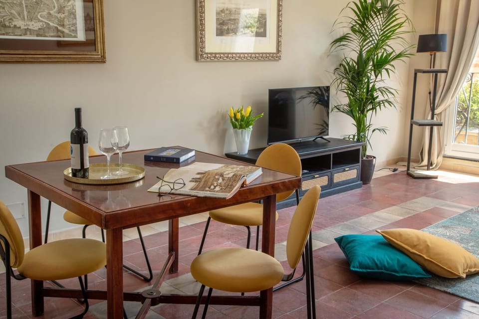 TV and multimedia, Living room, Seating area, Dining area