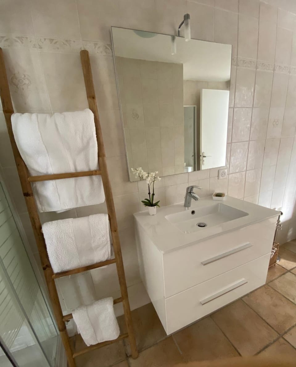 Bathroom, towels