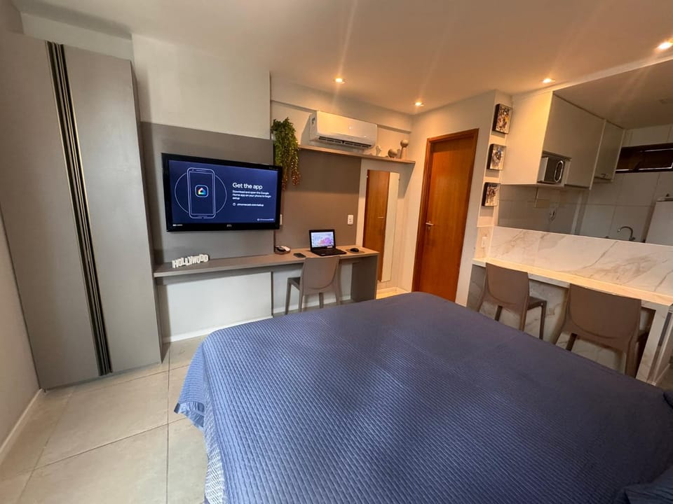 Bed, TV and multimedia, Photo of the whole room, Seating area, Dining area, Bedroom, air conditioner