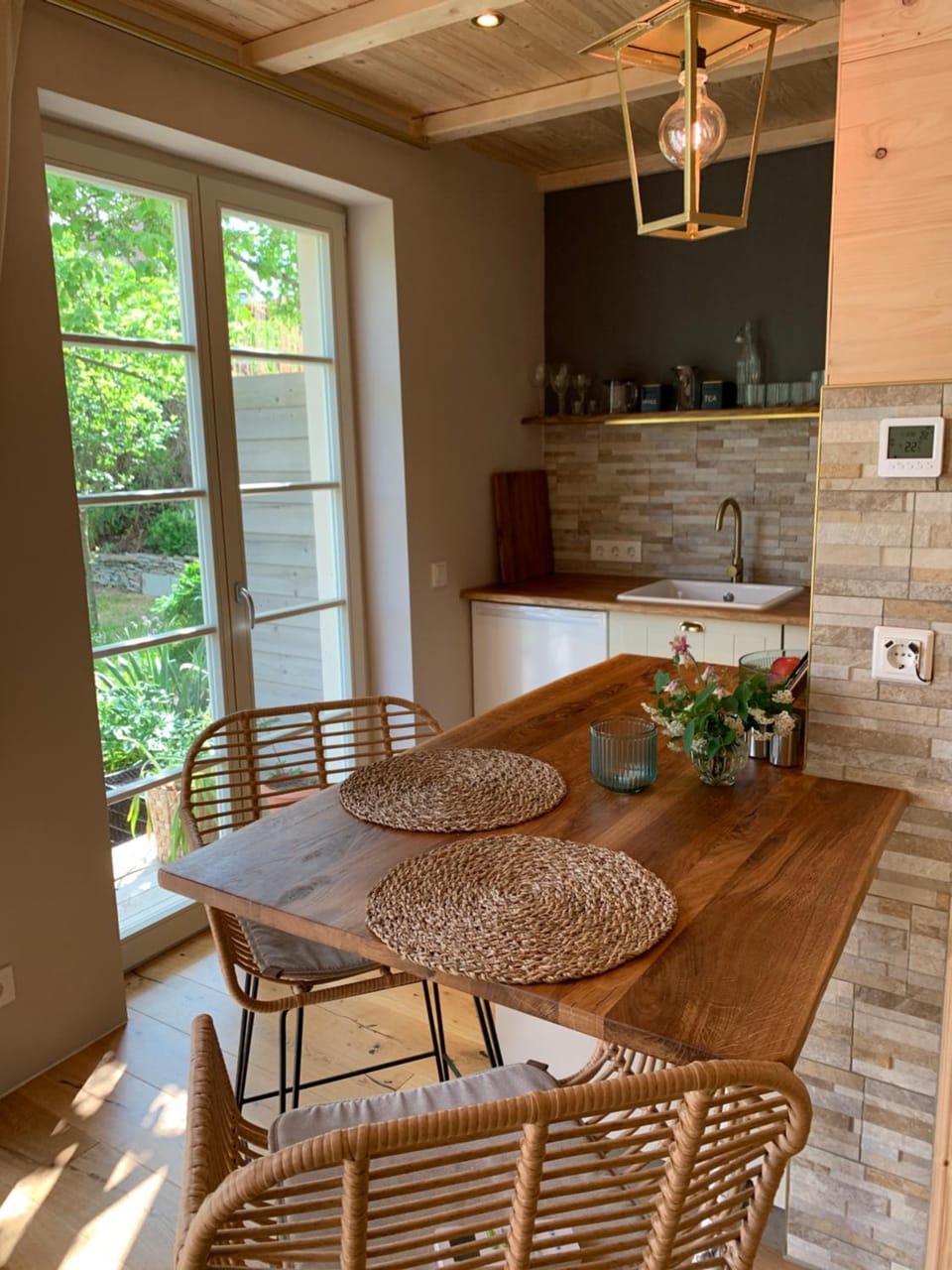 Kitchen or kitchenette, Dining area