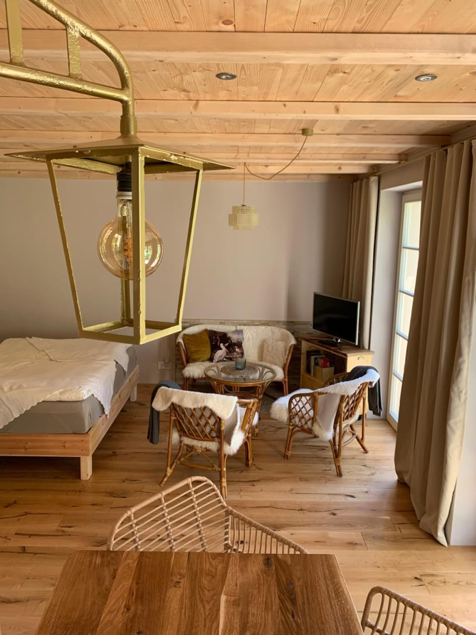 Bed, TV and multimedia, Living room, Photo of the whole room, Seating area, Bedroom