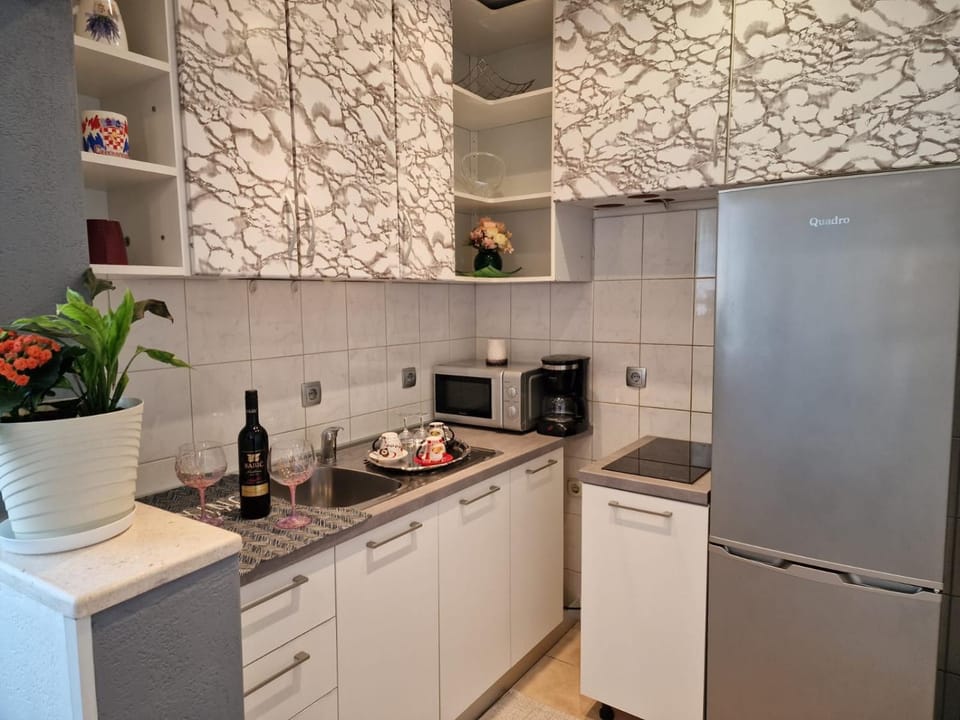 Kitchen or kitchenette, minibar