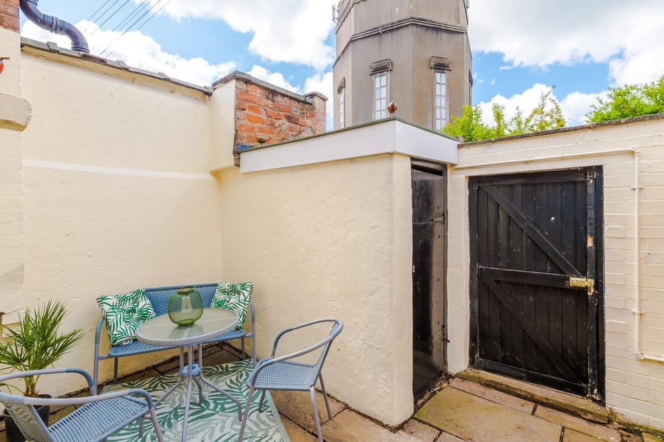 Property building, Balcony/Terrace, Inner courtyard view