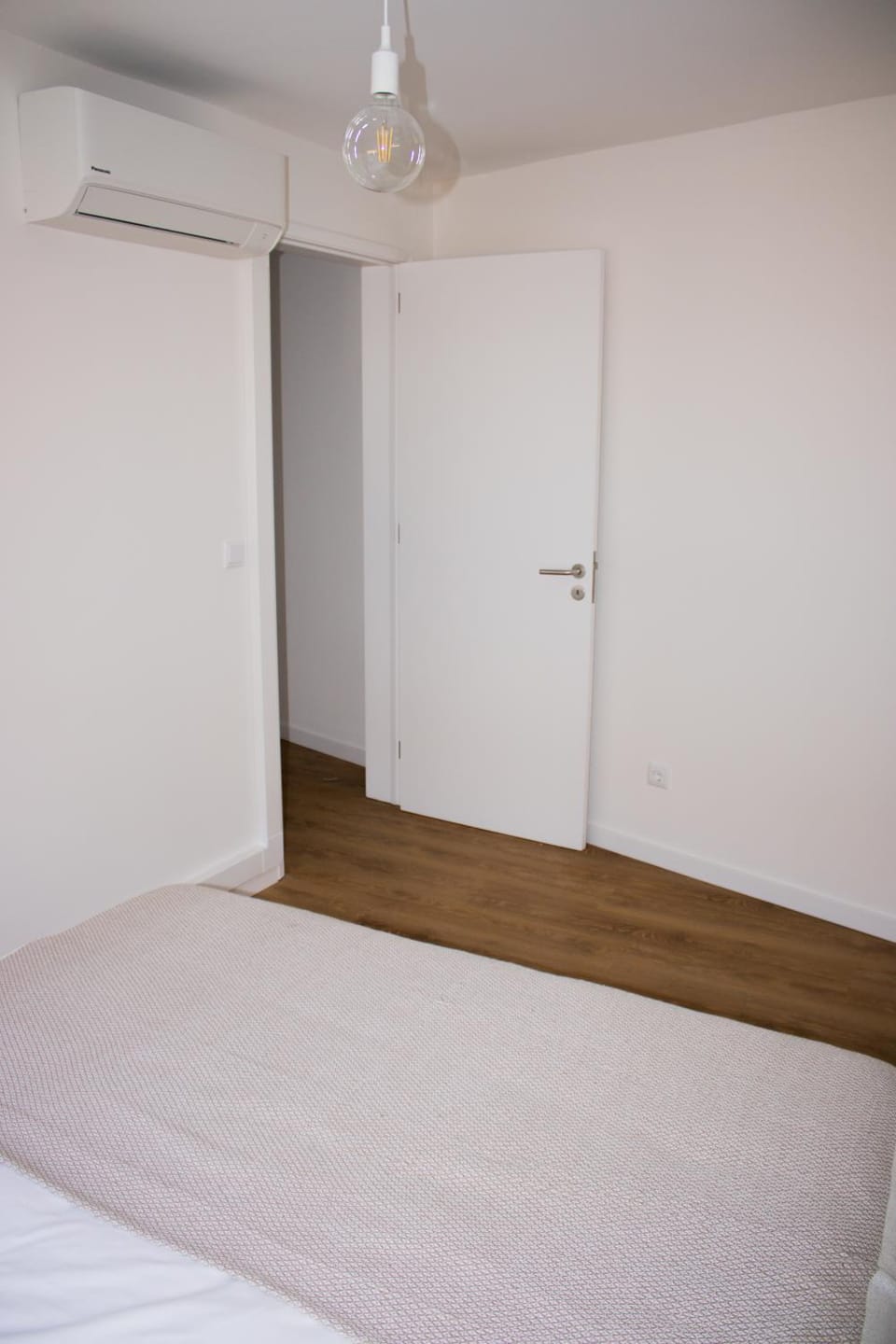 Bedroom, air conditioner