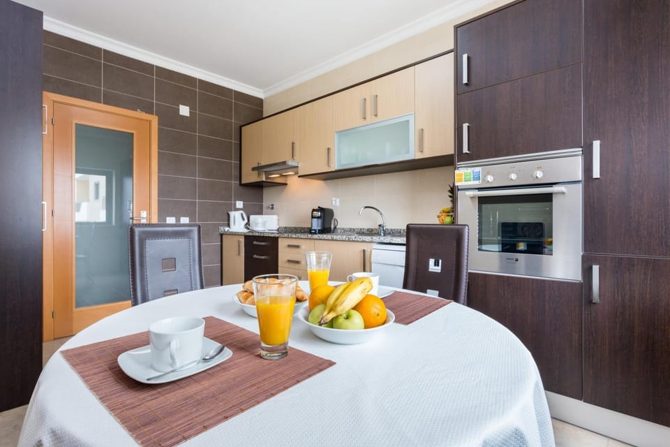Kitchen or kitchenette, Dining area, dishwasher, pet friendly, stove