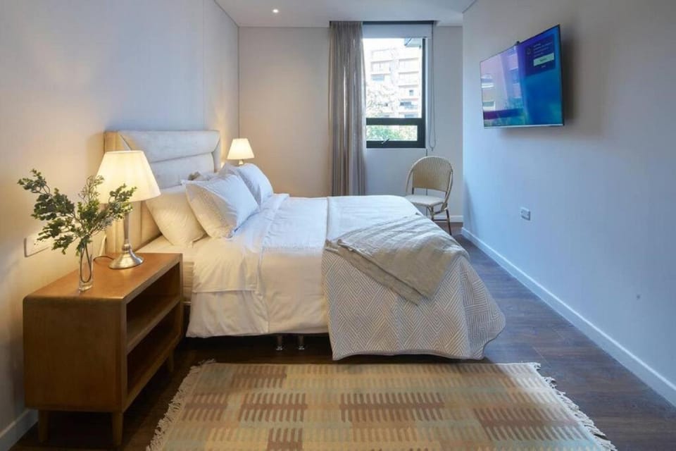 Bed, TV and multimedia, Photo of the whole room, Bedroom