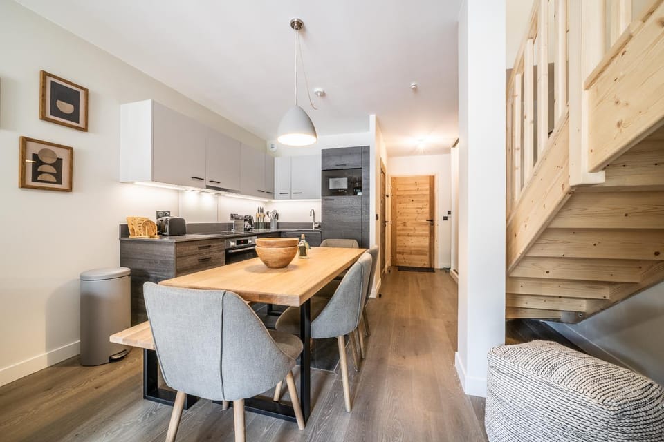 Kitchen or kitchenette, Dining area