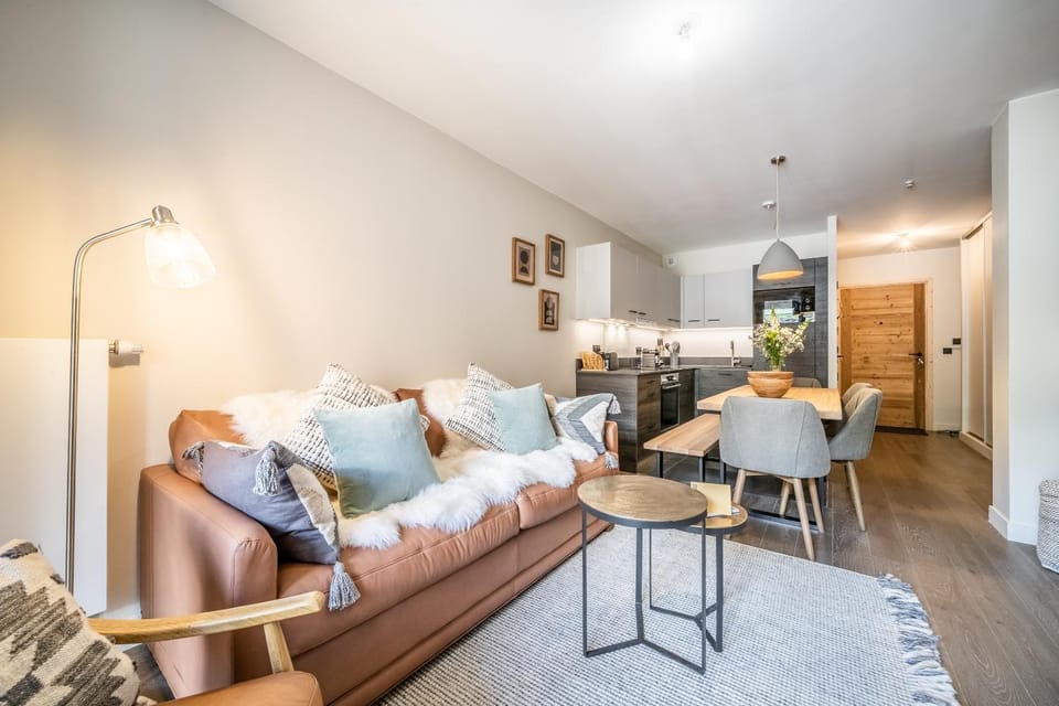 Kitchen or kitchenette, Living room, Seating area, Dining area