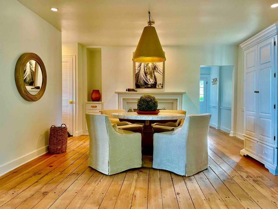 Blake House Historic Estate with Private Inn Villa in Centreville