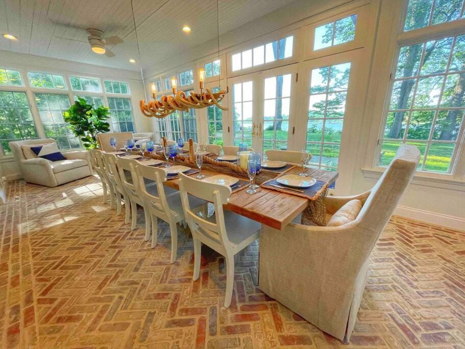Blake House Historic Estate with Private Inn Villa in Centreville