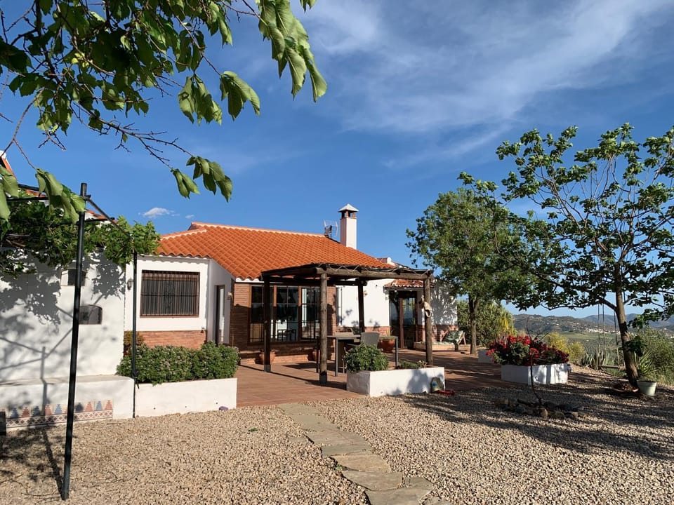 Property building, Garden, Balcony/Terrace