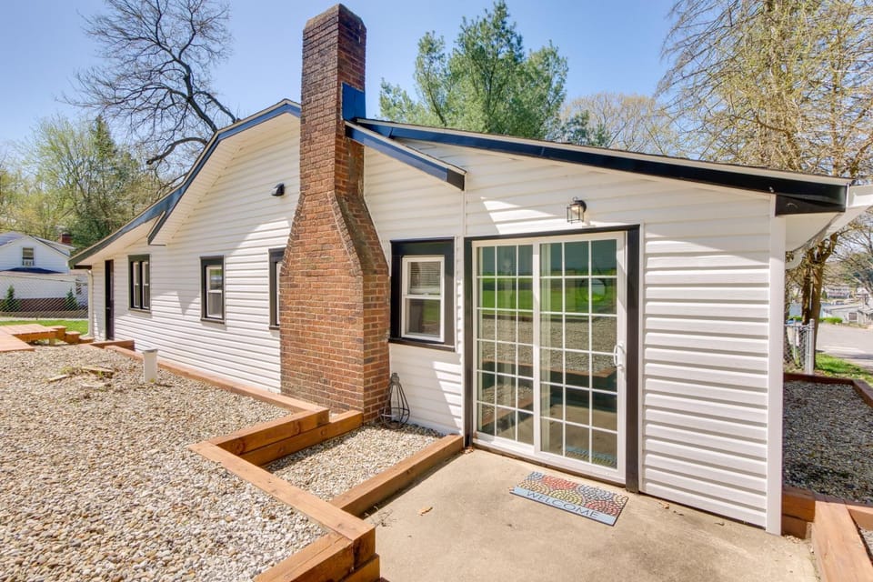 Walk to Lake: Nautical Akron Cottage w/ Deck! House in Ohio