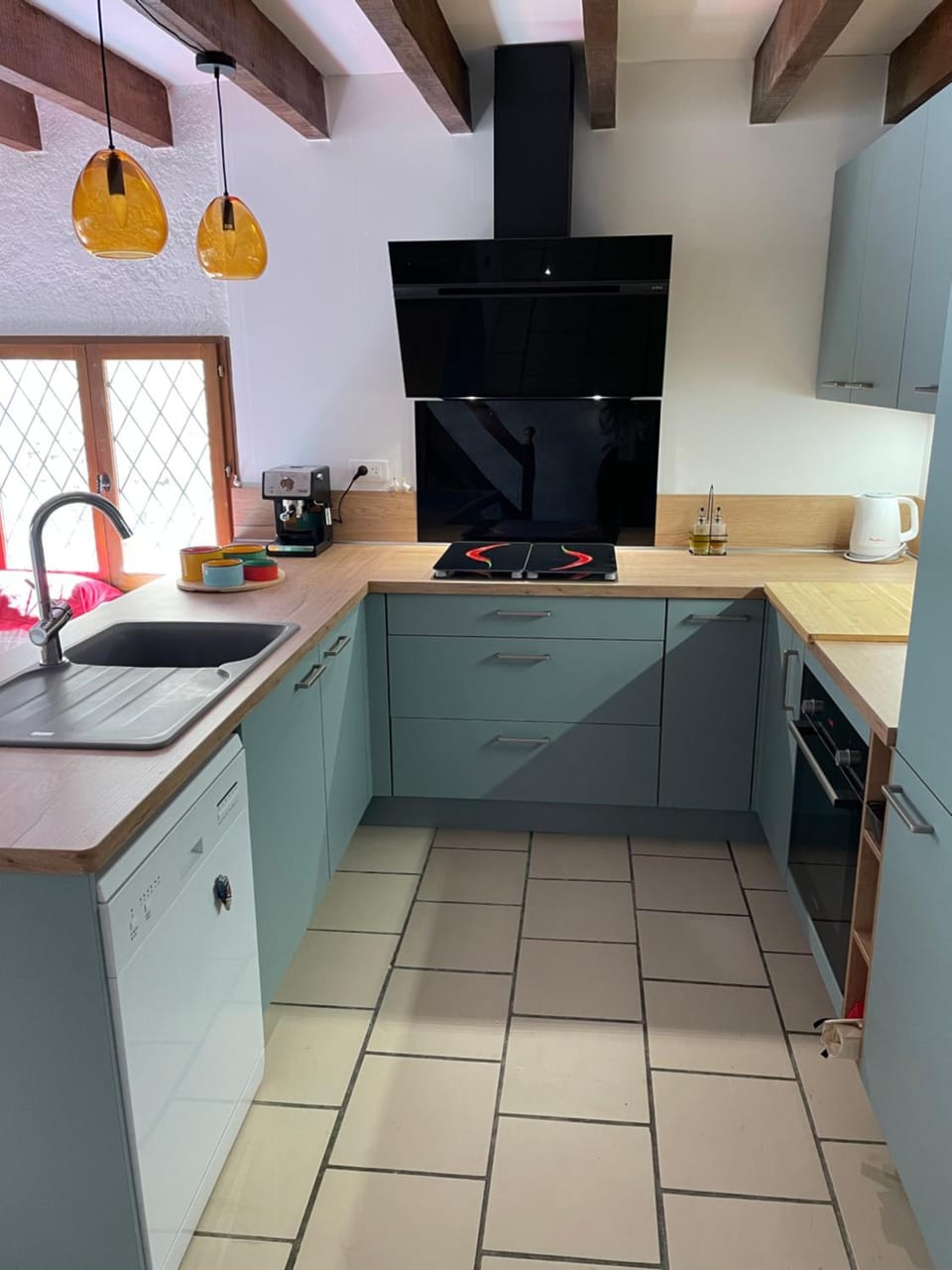 Kitchen or kitchenette, dishwasher, stove