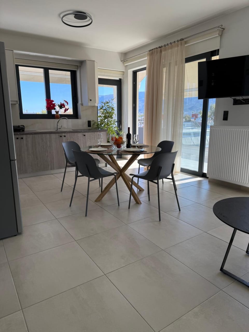 TV and multimedia, Kitchen or kitchenette, Living room, Seating area, Dining area