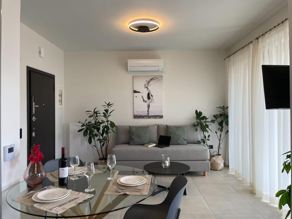 TV and multimedia, Living room, Seating area, Dining area, air conditioner