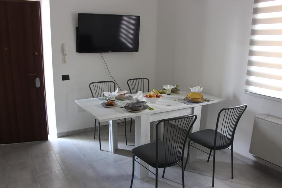 TV and multimedia, Living room, Seating area, Dining area
