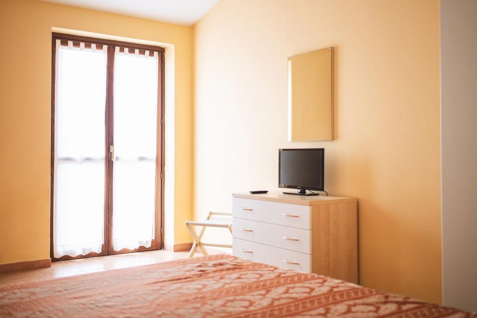 Bed, TV and multimedia, Bedroom