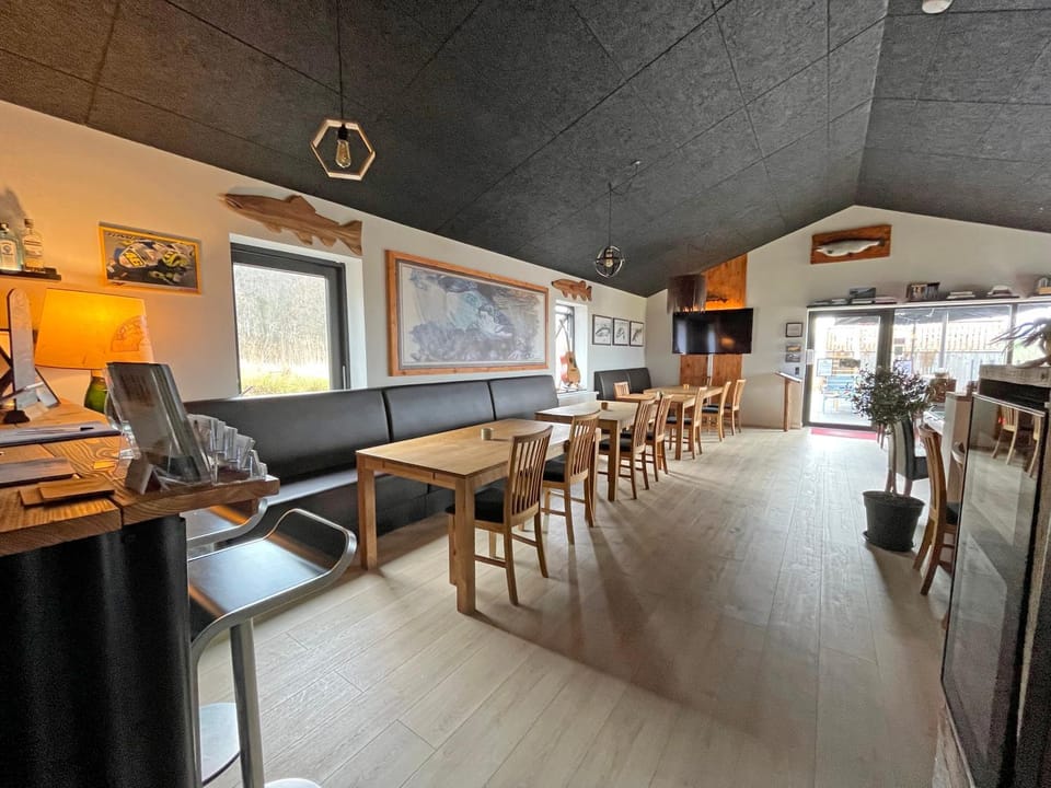 Property building, Restaurant/places to eat