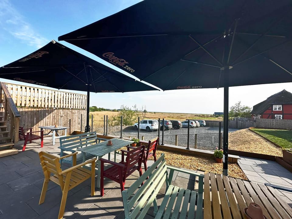 Property building, Balcony/Terrace, Parking