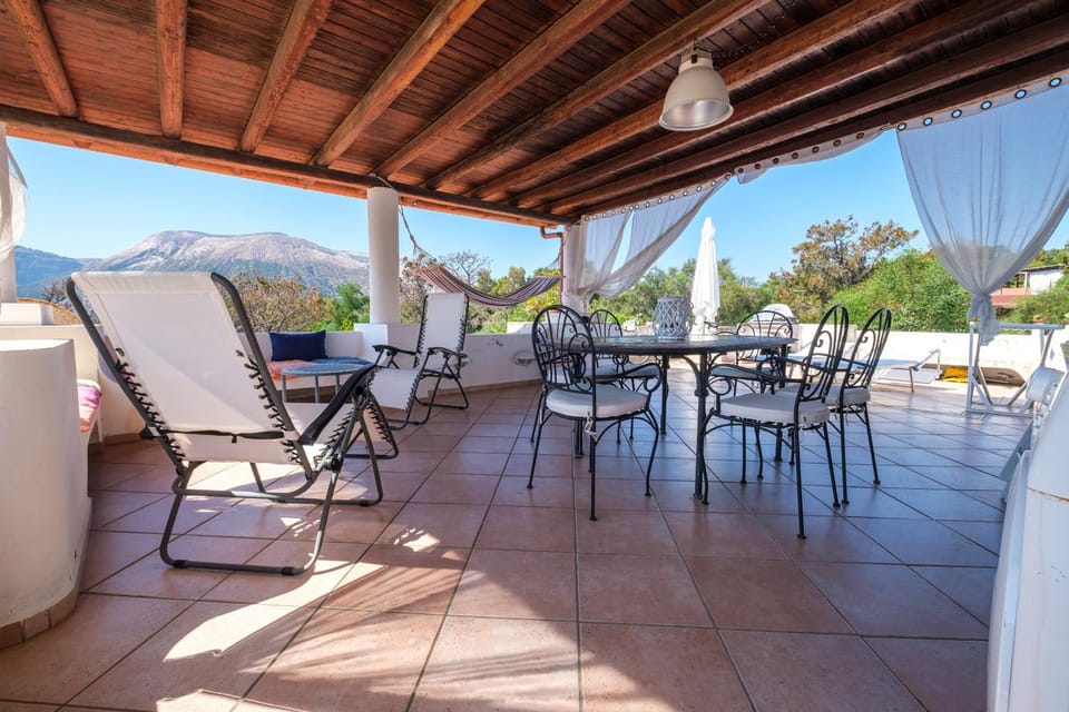 Property building, Balcony/Terrace, Living room