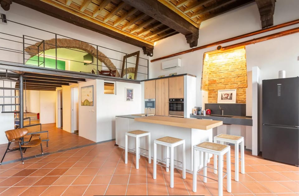 Kitchen or kitchenette, Dining area, oven