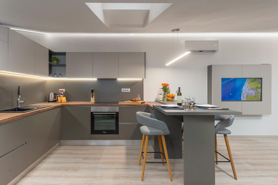 Kitchen or kitchenette, Dining area