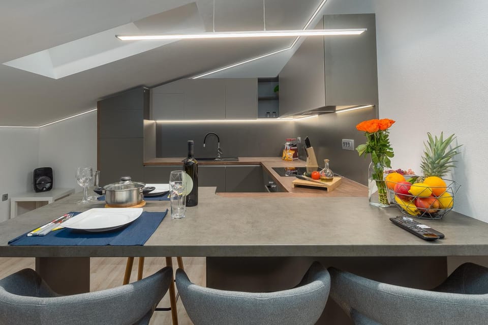 Kitchen or kitchenette, Dining area