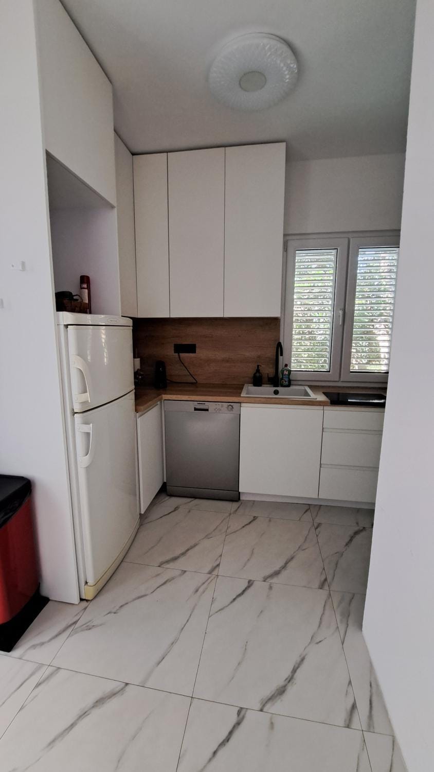 Garden view, dishwasher, oven, kitchen