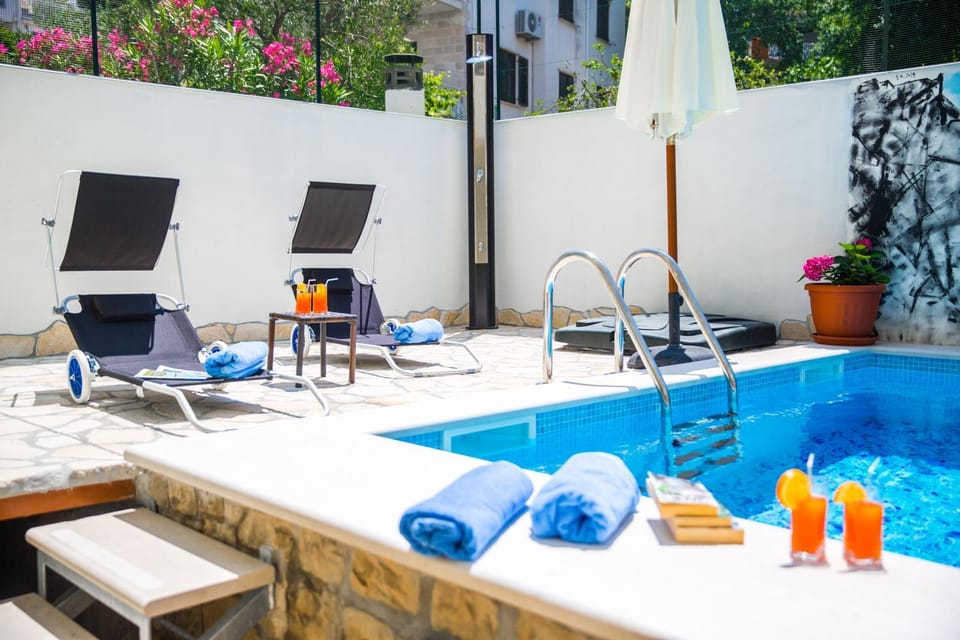 Swimming pool, sunbed