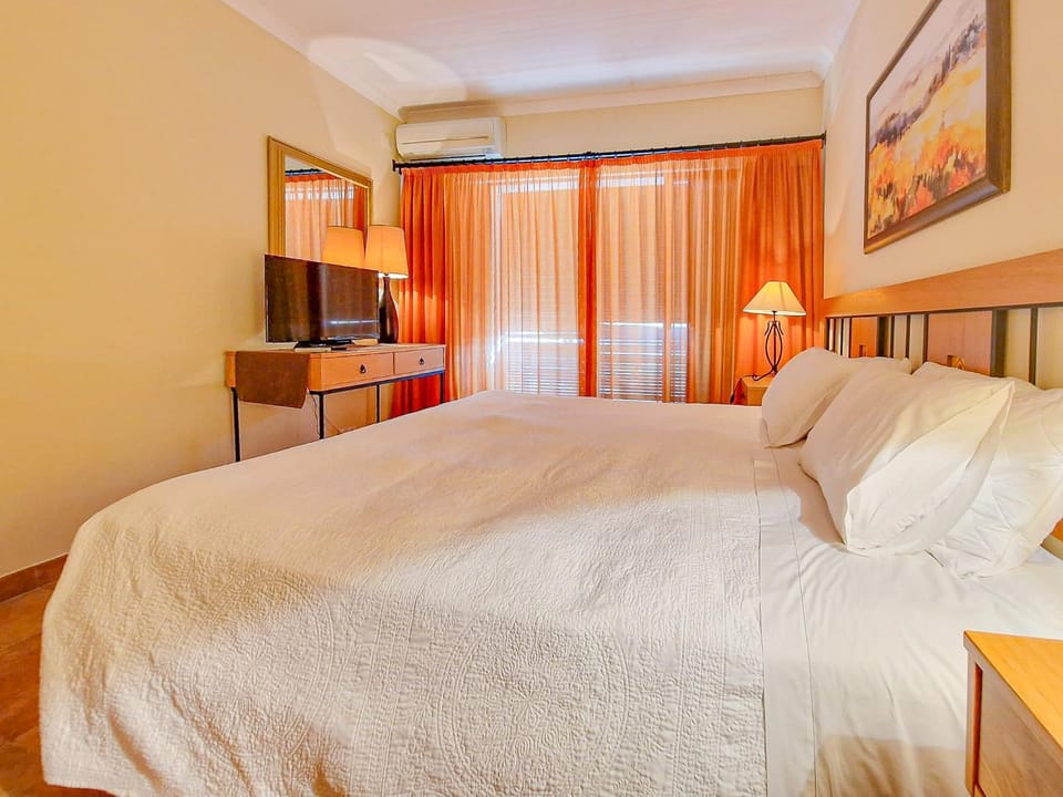 Bed, TV and multimedia, Photo of the whole room, Bedroom, air conditioner