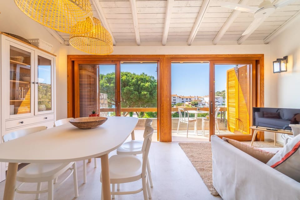 View (from property/room), Balcony/Terrace, Living room, Seating area, Dining area, Sea view