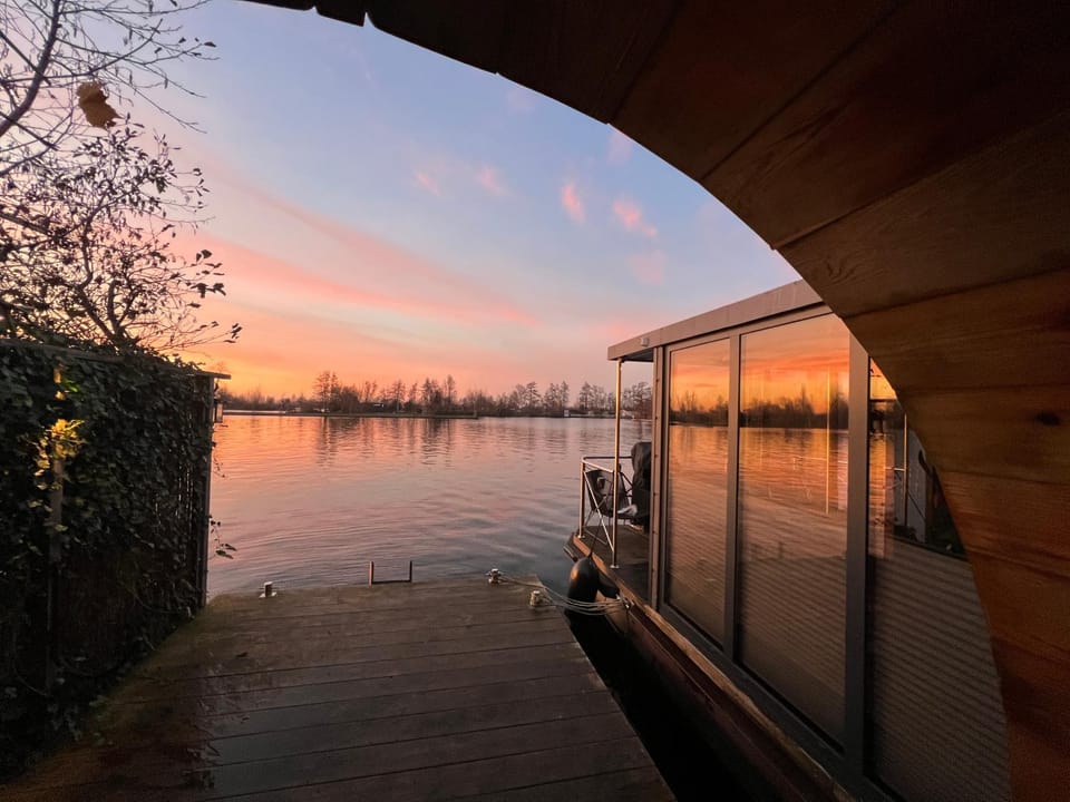 NEW - Little Asia - Stunning Boathouse on a lake Near Amsterdam with Sauna Docked boat in South Holland (province)