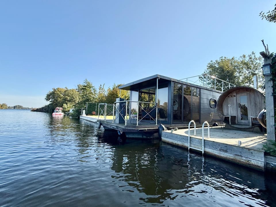 NEW - Little Asia - Stunning Boathouse on a lake Near Amsterdam with Sauna Docked boat in South Holland (province)