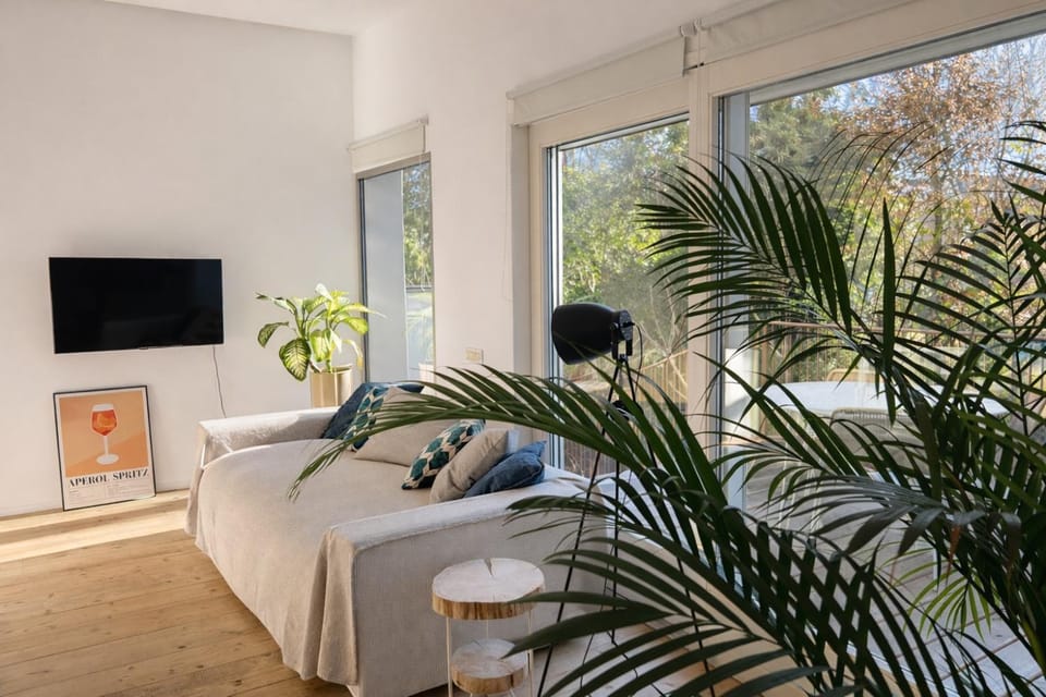 Communal lounge/ TV room, Bed, TV and multimedia, View (from property/room), View (from property/room), Living room, Photo of the whole room, Seating area, Evening entertainment, Landmark view, Landmark view, River view, furniture, furniture