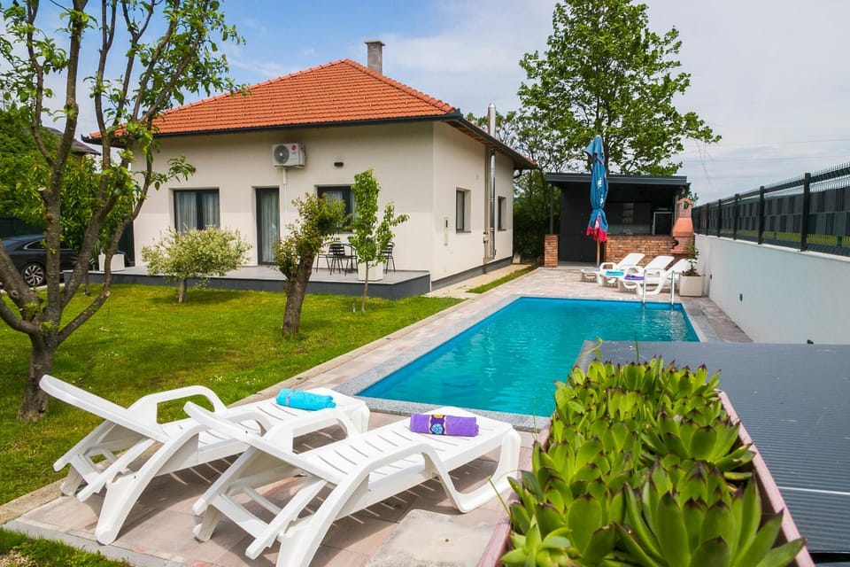 Spring, Day, Garden, Swimming pool, sunbed