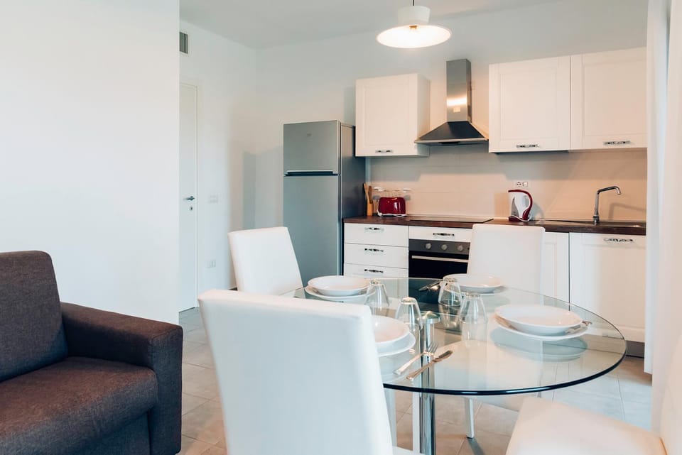 Kitchen or kitchenette, Living room, Seating area, Dining area, pet friendly, stove, toaster, washing machine