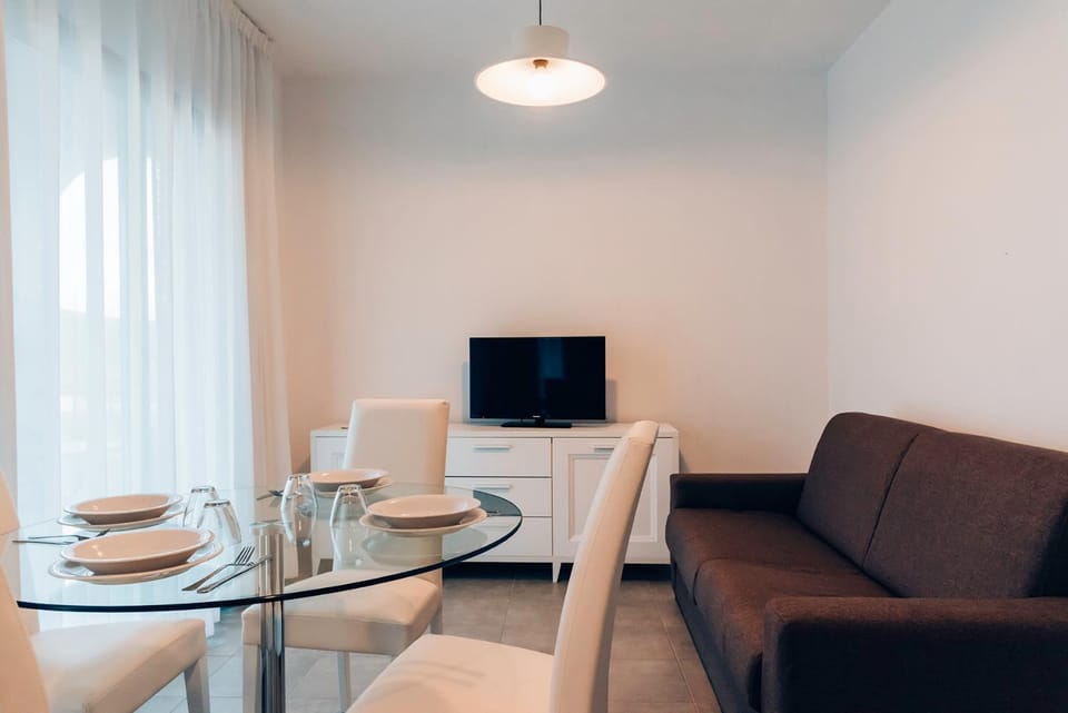 TV and multimedia, Living room, Seating area, Dining area