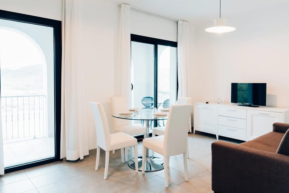 Communal lounge/ TV room, TV and multimedia, Living room, Seating area, Dining area, Evening entertainment