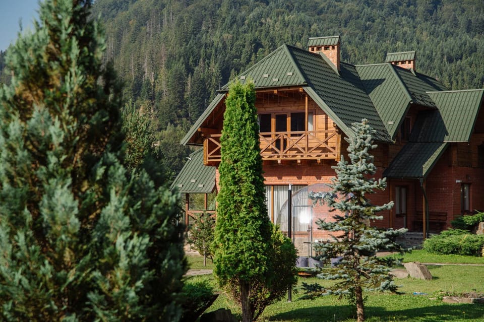 Property building, Day, Natural landscape, Garden, Garden view, Mountain view