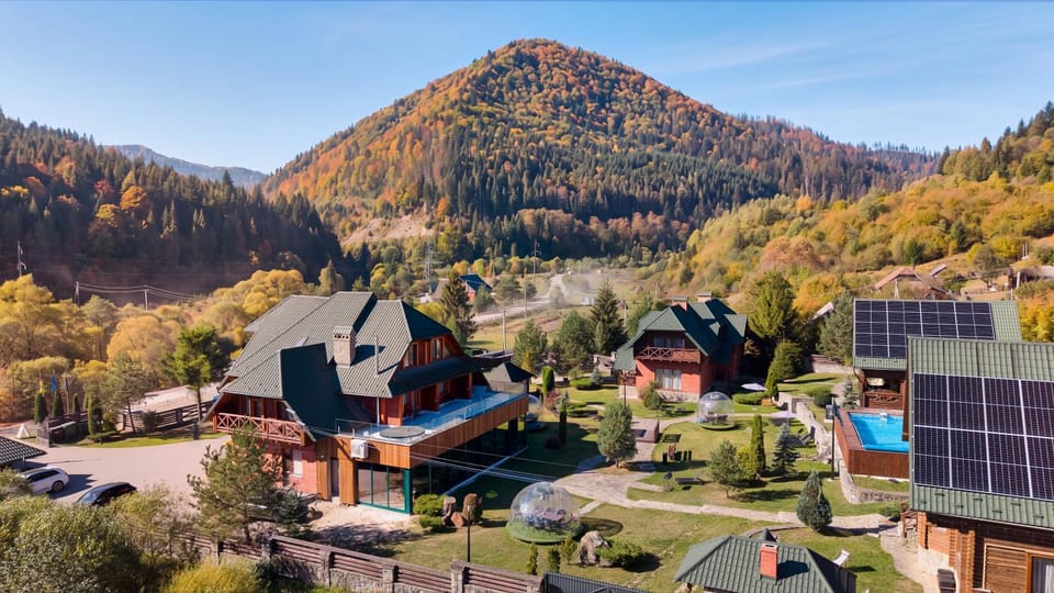 Property building, Day, Neighbourhood, Natural landscape, Bird's eye view, Mountain view, Street view