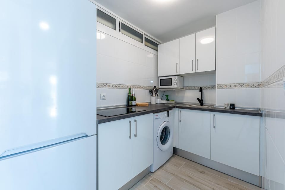 797 Holiday Rentals - Apartamento para 3 en Piscis con piscinas Apartment in Torremolinos