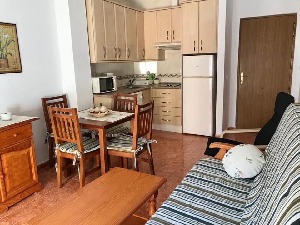 Kitchen or kitchenette, Living room, Seating area, Dining area, stove