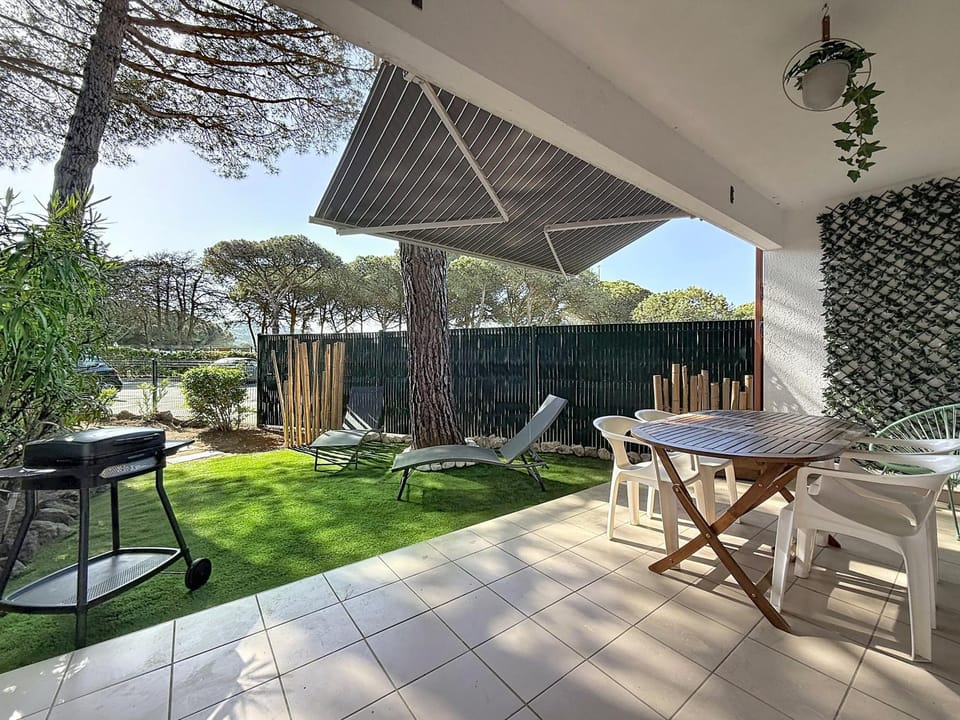 Patio, Day, Garden, Dining area, Garden view, Parking