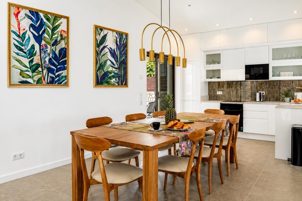 Kitchen or kitchenette, Seating area, Dining area