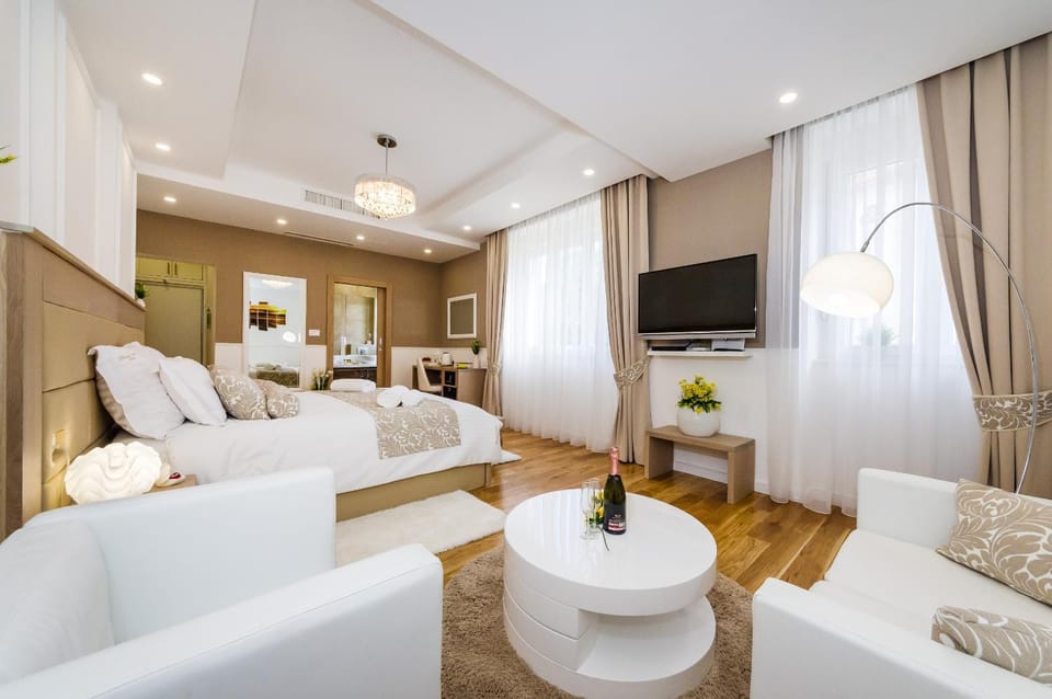 Bed, TV and multimedia, Photo of the whole room, Seating area, Bedroom