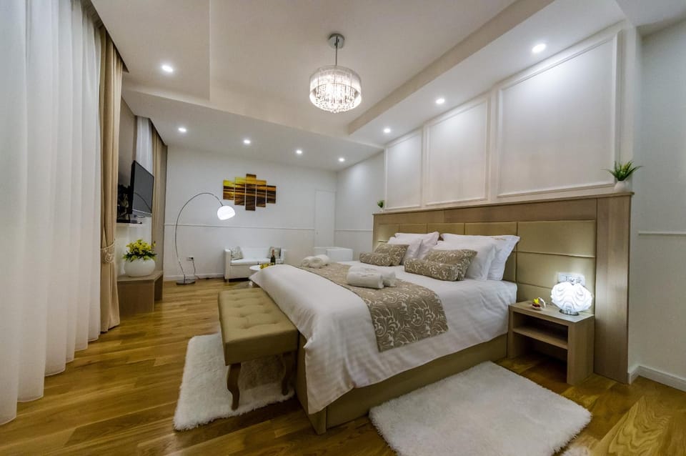 Bed, TV and multimedia, Bedroom