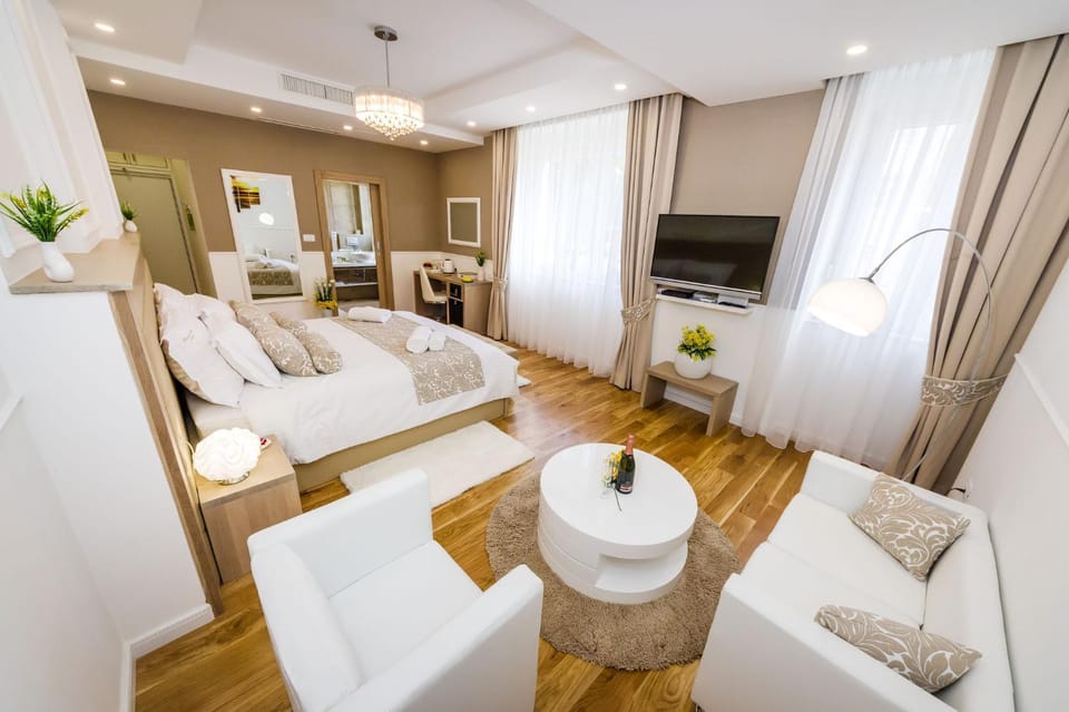 Bed, TV and multimedia, Photo of the whole room, Seating area, Bedroom