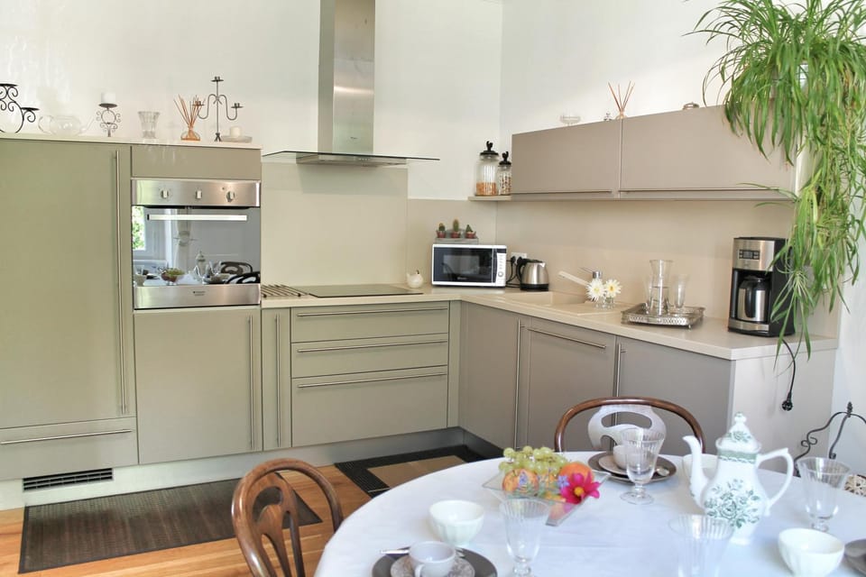 Coffee/tea facilities, Kitchen or kitchenette, Decorative detail, Dining area