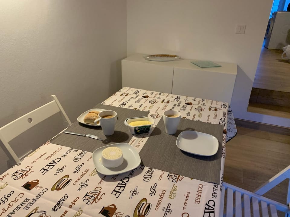 Living room, Food and drinks, Seating area, Dining area, Food